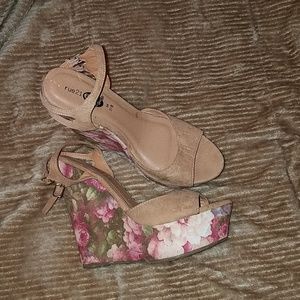 Floral print wedges